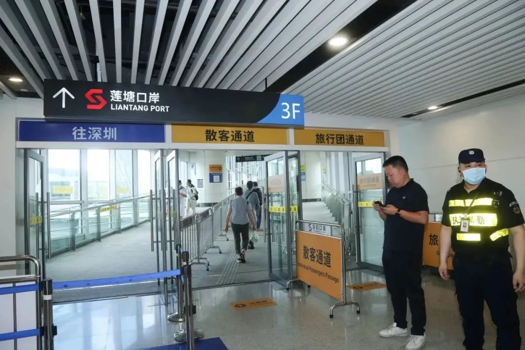 出入境客流量統(tǒng)計數(shù)據(jù)顯示,連日來出入境客流呈高峰態(tài)勢(圖1) 832.jpg